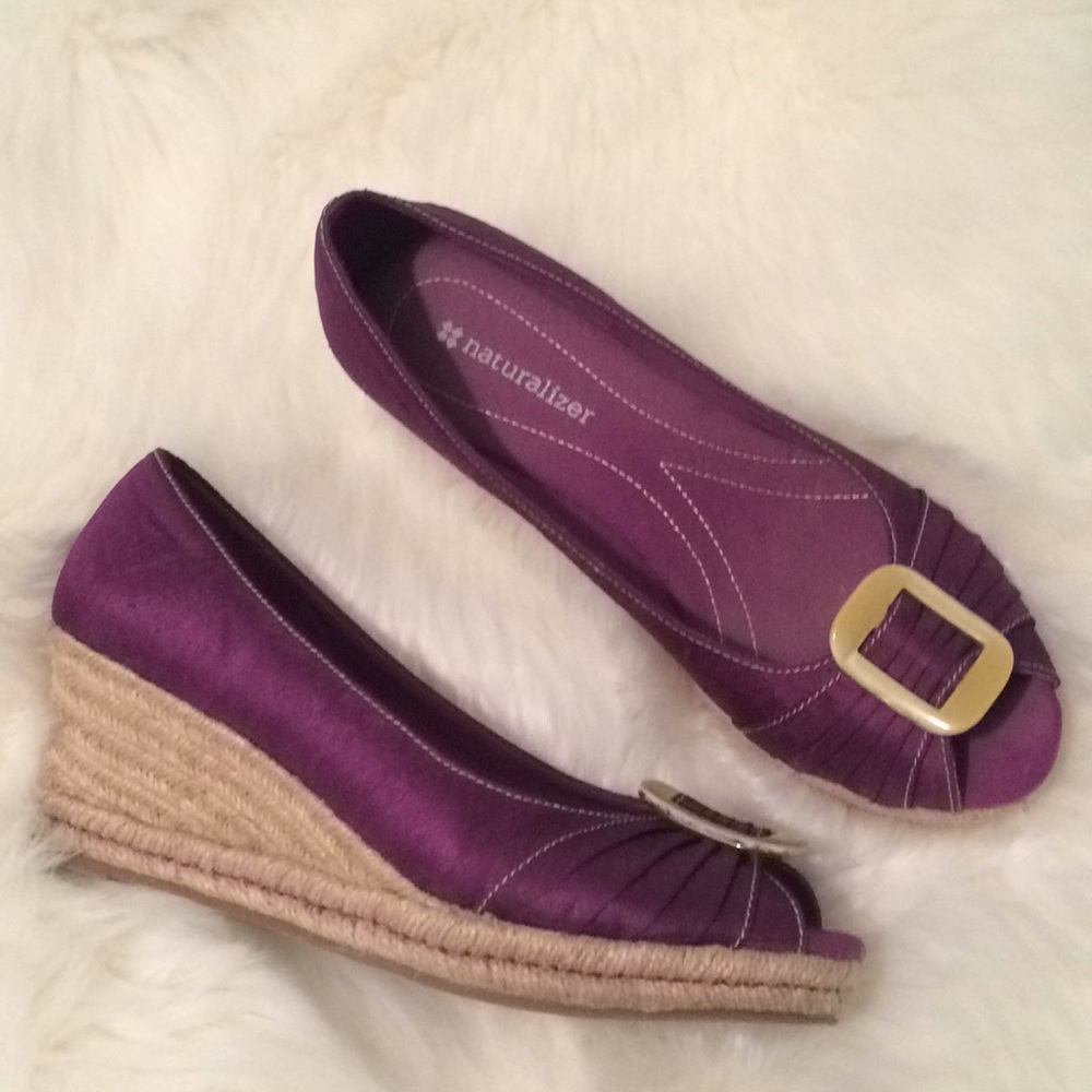8 1/2 wide Naturalizer wedge shoe with buckle